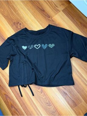 Black Heart Print Cropped Tee with Drawstring